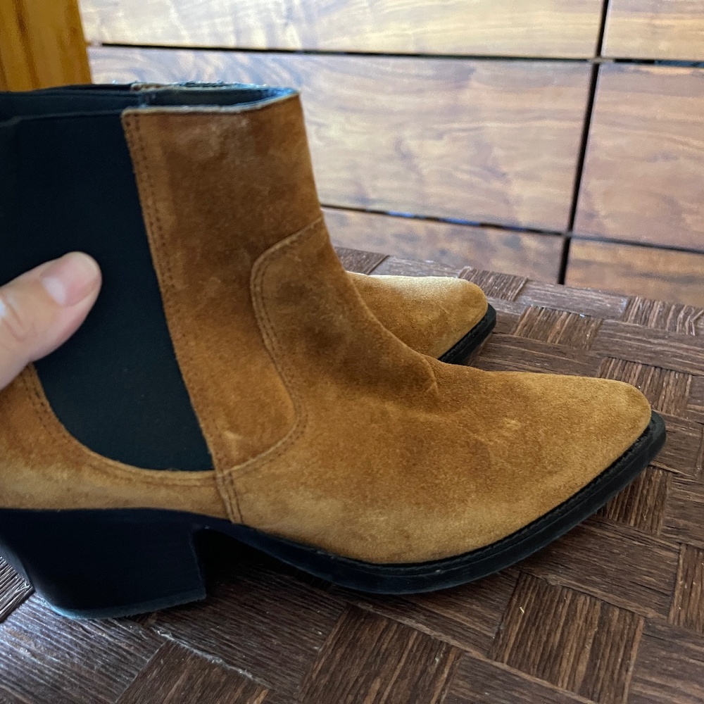 Everlane Women’s Suede Chelsea Ankle Boots in cognac